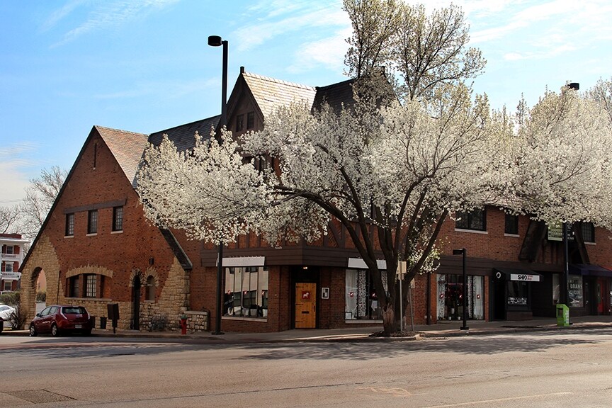 More Photos Of 3601-3609 Broadway St, Kansas City Freestanding For Lease