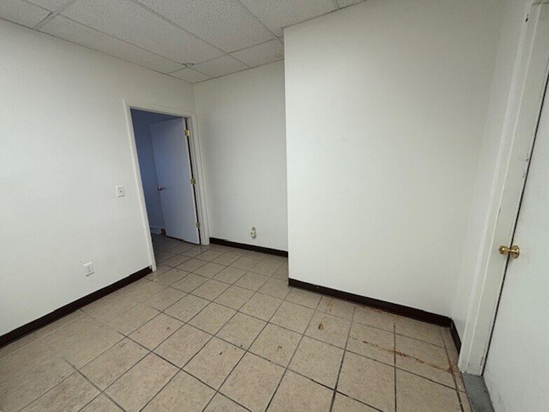 More Photos Of 1601-1613 Portage St, Kalamazoo Storefront Retail Office For Lease