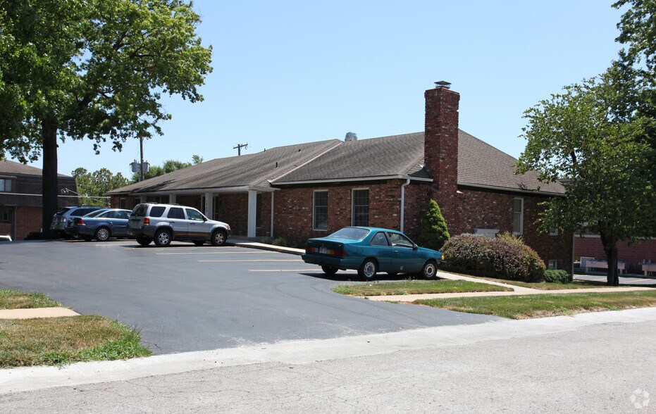 Primary Photo Of 5809 Reeds Rd, Mission Medical For Sale