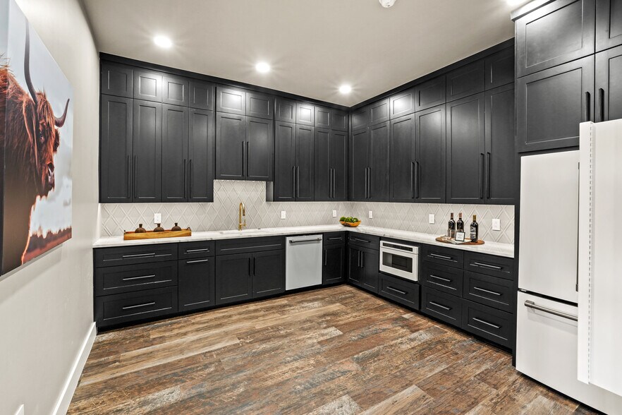 More Photos Of 602 Steve Hawkins Pky, Marble Falls Storefront Retail Office For Sale