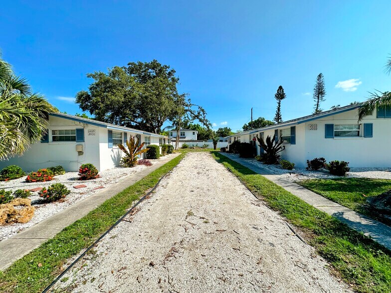 More Photos Of 2029 Sandrala Dr, Sarasota Apartments For Sale