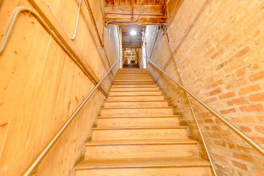 More Photos Of 9-15 W Hubbard St, Chicago Loft Creative Space For Lease