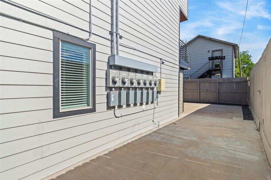 More Photos Of 319 Eastwood St, Houston Apartments For Sale