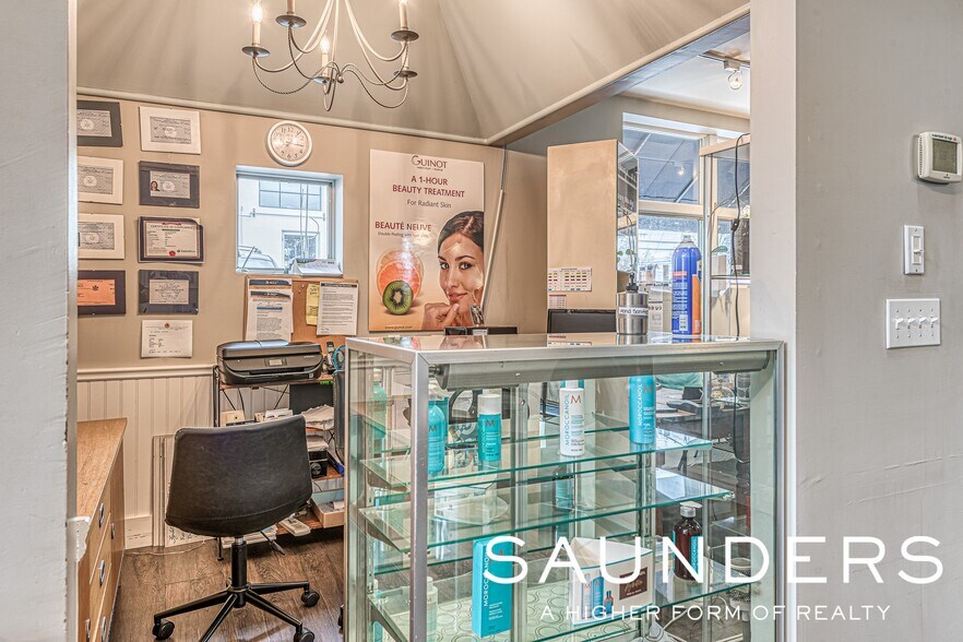 More Photos Of 19 Corwith Ave, Bridgehampton Storefront For Sale