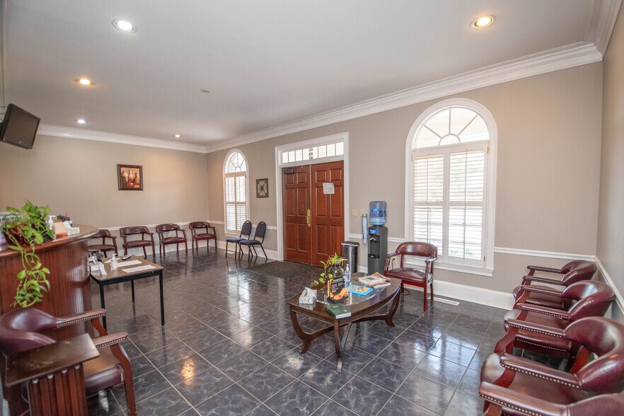More Photos Of 385 Hawthorne Ln, Athens Medical For Lease