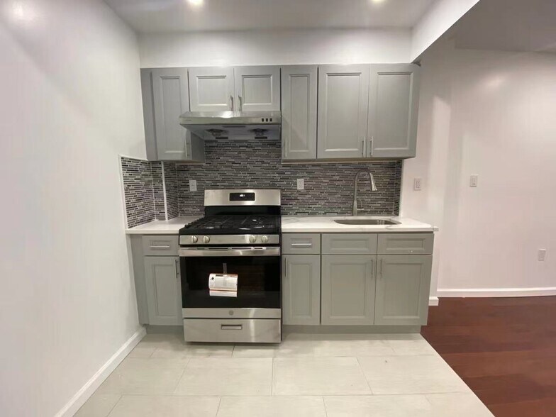 More Photos Of 13440 Blossom Ave, Flushing Office For Sale