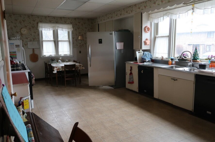 More Photos Of 61 Waldo Ave, Rochester Dormitory For Sale