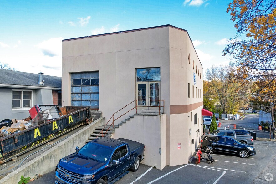 More Photos Of 25 Saint Charles St, Thornwood Distribution For Sale