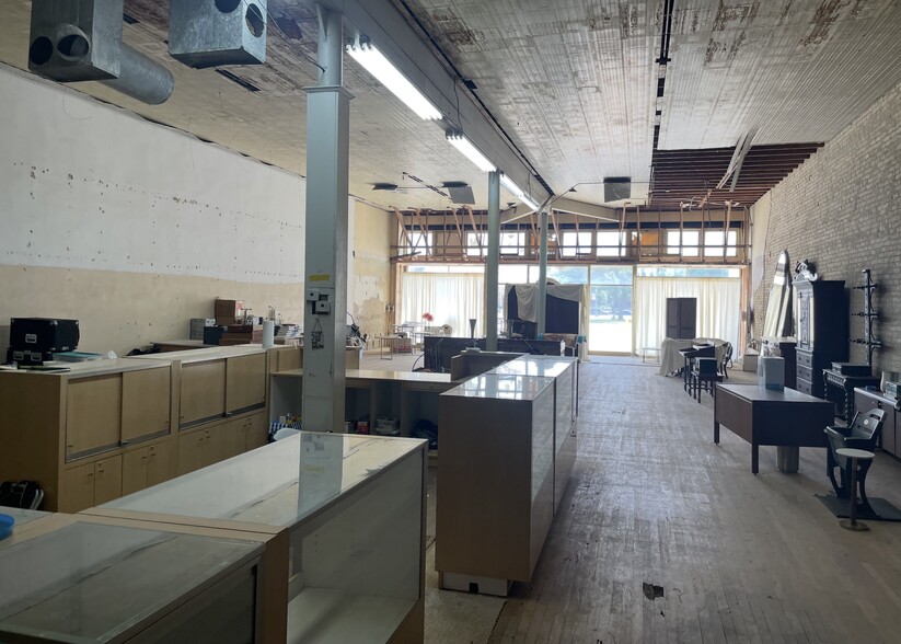 More Photos Of 419 Saint George St, Gonzales Storefront For Sale