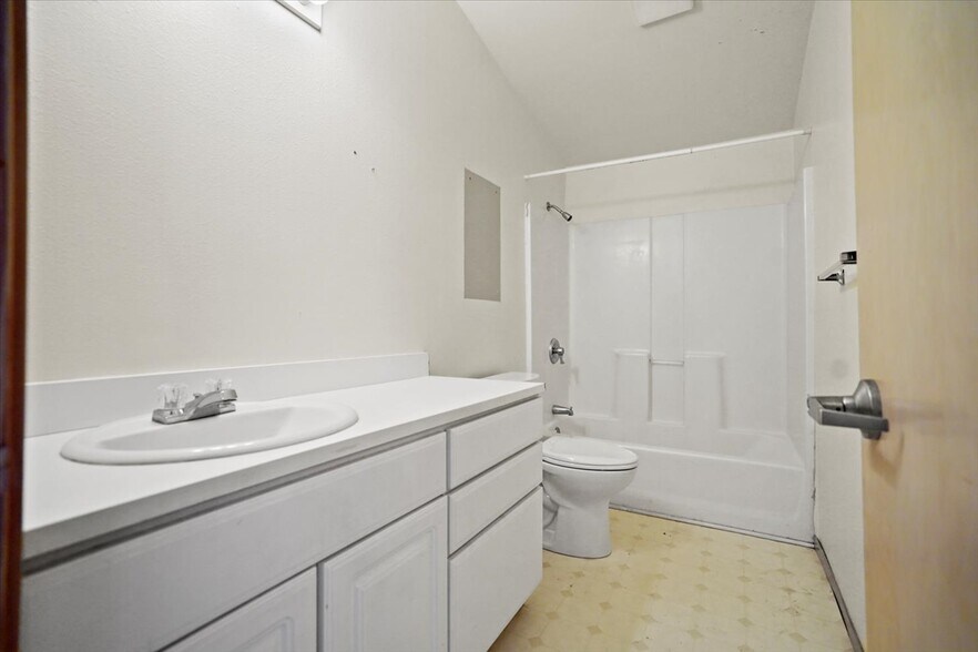 More Photos Of 171 Sunset Blvd, Cannon Beach Storefront Retail Residential For Sale