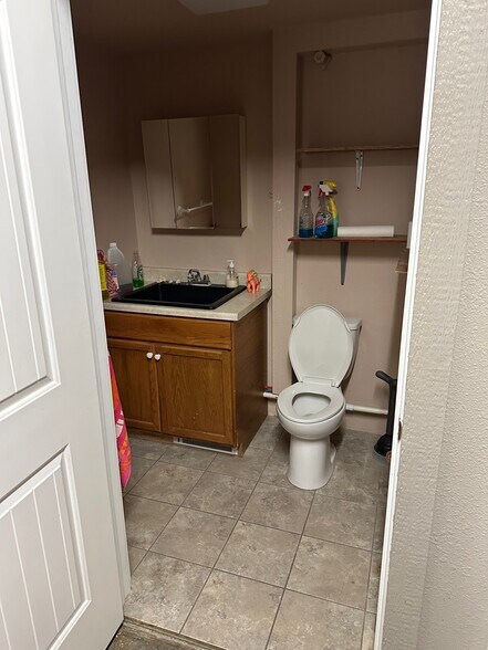 More Photos Of 45 N Commerical St, Glenns Ferry Storefront Retail Office For Sale