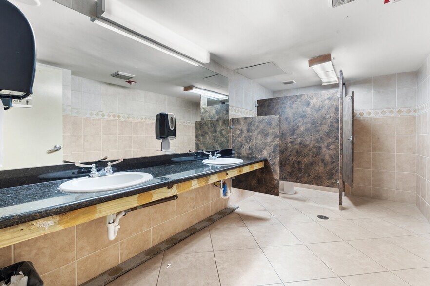 More Photos Of 5100 N Federal Hwy, Fort Lauderdale Office For Sale