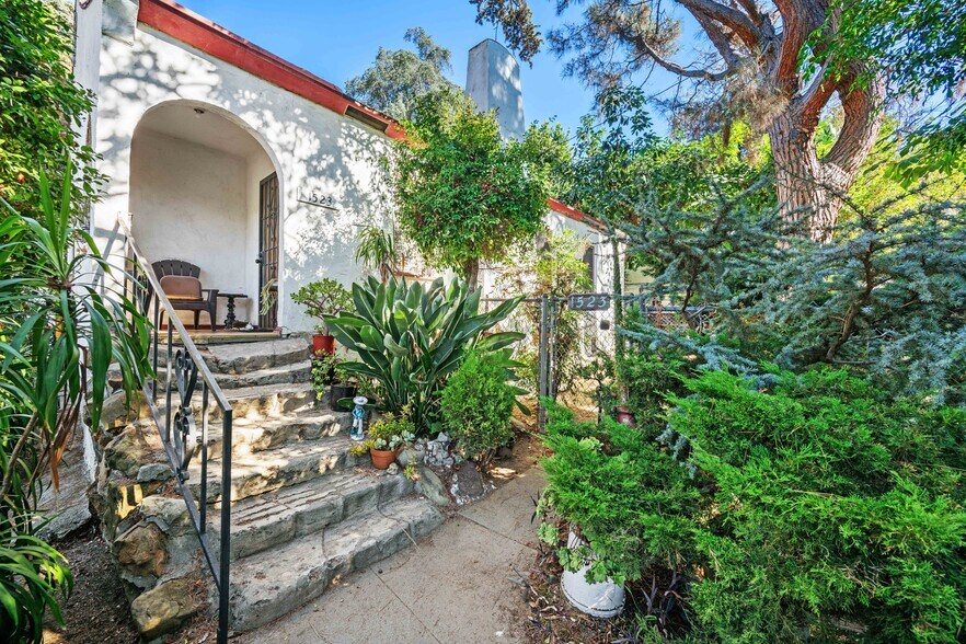 More Photos Of 2106 Valentine St, Los Angeles Apartments For Sale