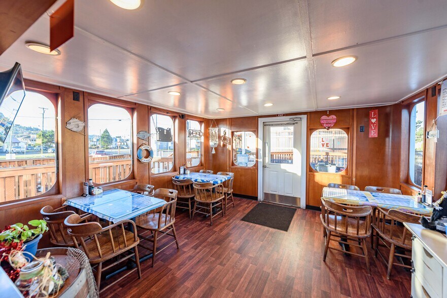More Photos Of 102 Hall Ave, Coos Bay Restaurant For Sale