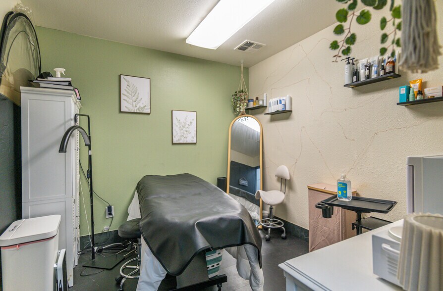More Photos Of , Redmond General Retail For Sale