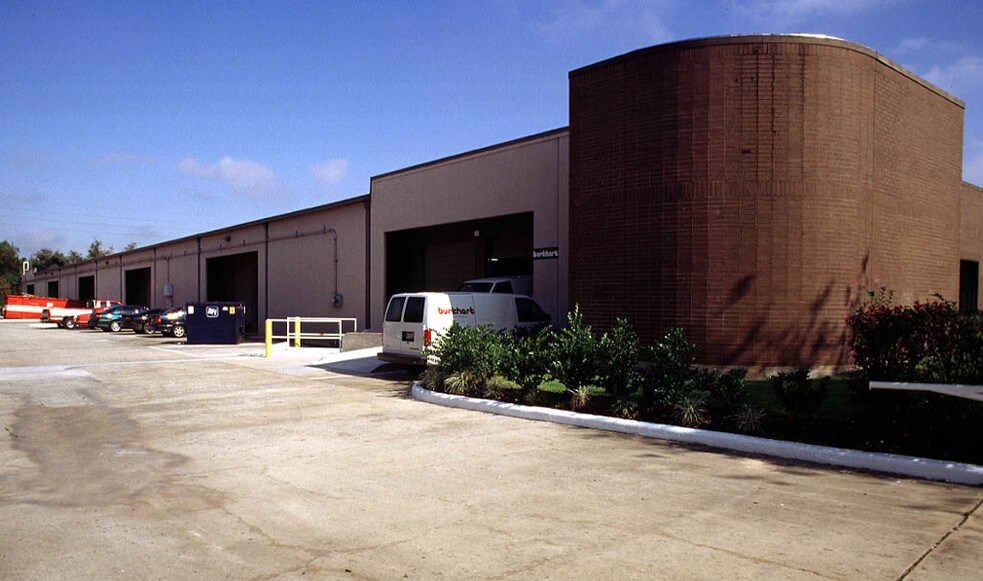 More Photos Of 15031 Woodham Dr, Houston Light Distribution For Lease