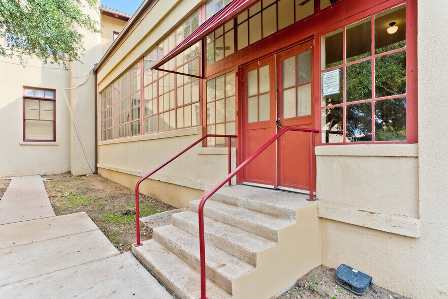 More Photos Of 131 E Exchange Ave, Fort Worth Office Residential For Lease