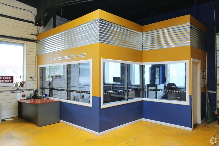 More Photos Of 1828 Franklin St, Bellingham Showroom For Sale