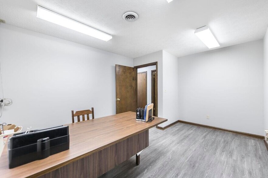 More Photos Of 231 Riverview, Oglethorpe Office For Sale