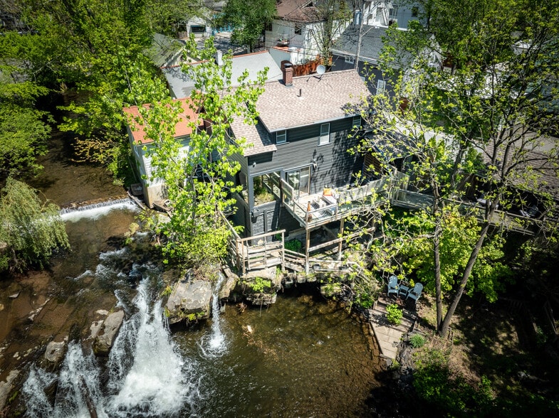 More Photos Of 8 Tannery Brook Rd, Woodstock Specialty For Sale