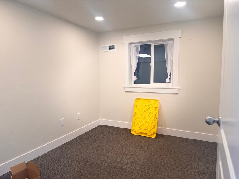 More Photos Of 518-540 S Commerce Dr, Orem Warehouse For Lease