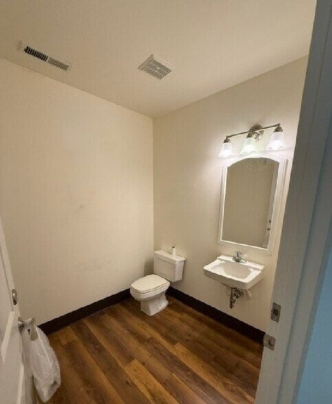 More Photos Of 4350-4356 Commercial St SE, Salem Office For Lease
