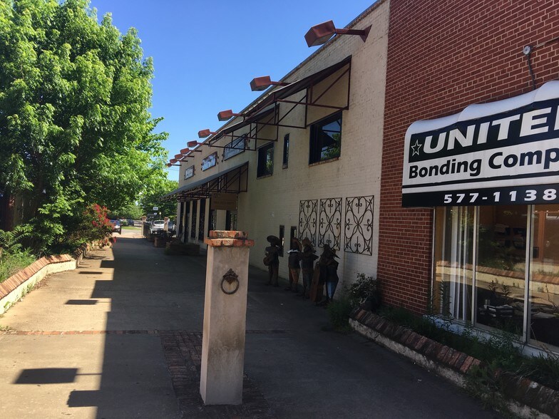 More Photos Of 194-200 Poplar Ave, Memphis Office For Lease