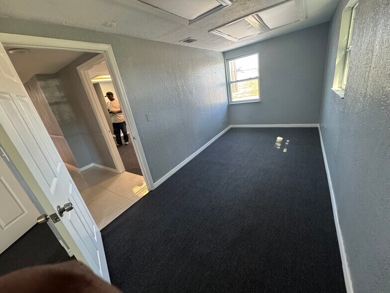 More Photos Of 11412 N Central Ave, Tampa Office For Lease