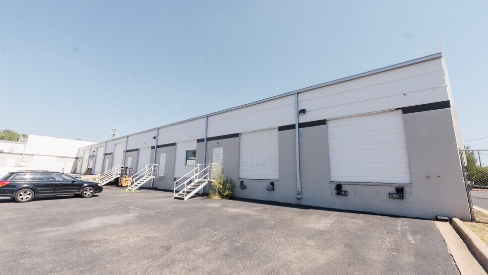 More Photos Of 6001 Techni Center Dr, Austin Distribution For Lease