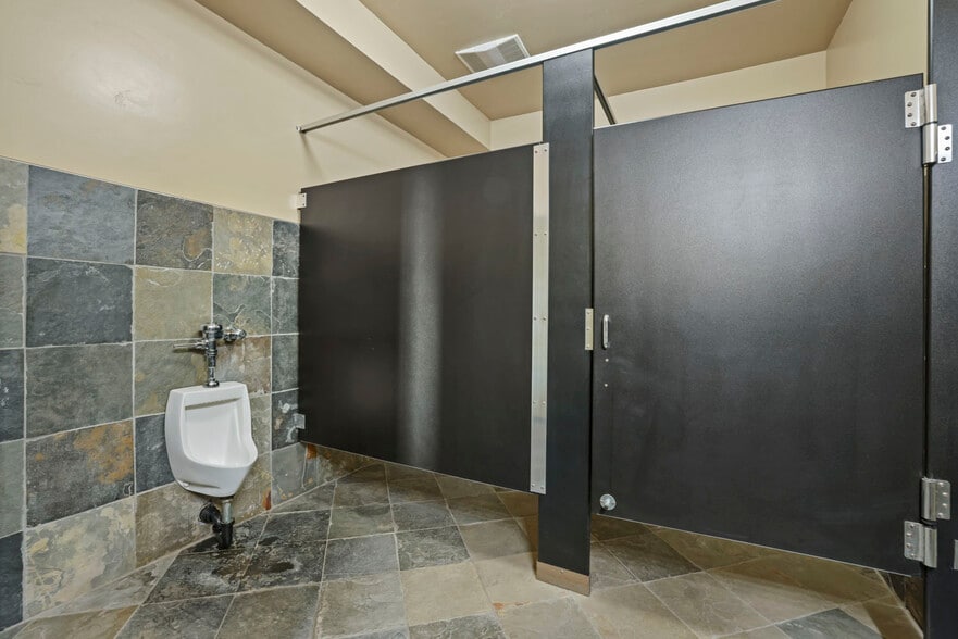 More Photos Of 621-627 13th St, Modesto Office For Lease