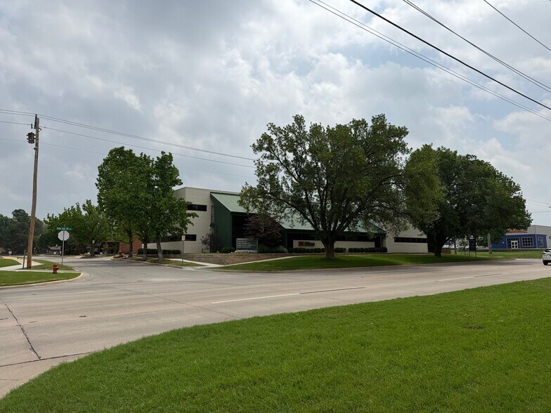 More Photos Of 707 24th Ave SW, Norman Medical For Sale