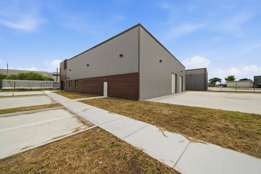 More Photos Of 13600 S Gessner Rd, Missouri City Warehouse For Sale