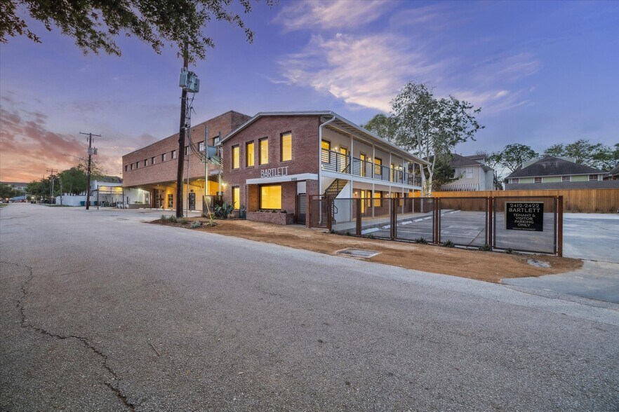 More Photos Of 2412 Bartlett St, Houston Loft Creative Space For Lease