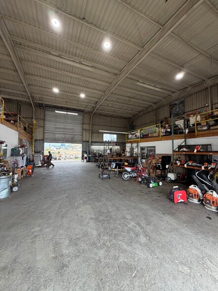 More Photos Of 7441 Old Highway 99 N, Roseburg Showroom For Sale
