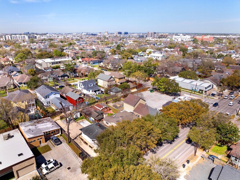 More Photos Of 1333-1335 Yale St, Houston General Retail For Sale