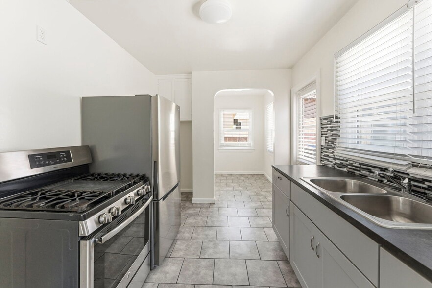 More Photos Of 1047 W 7th St, San Pedro Multifamily For Sale