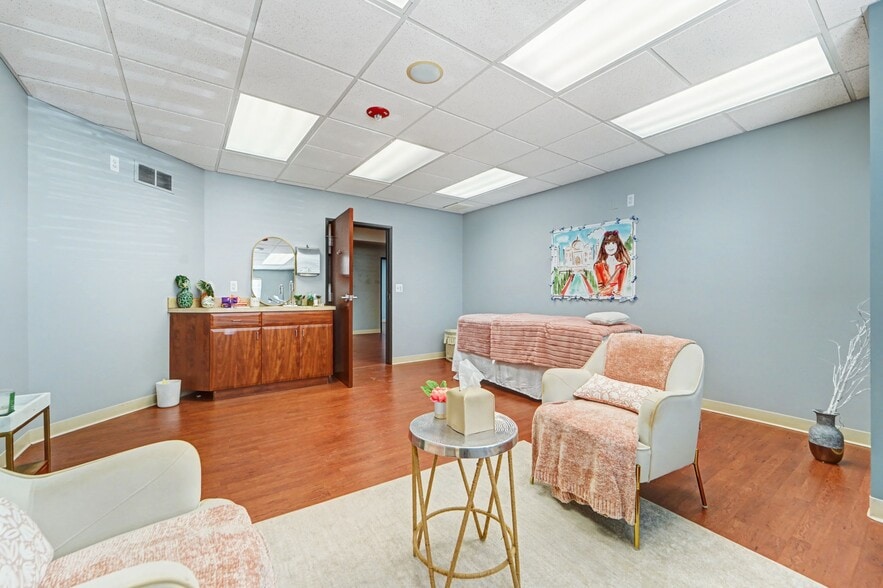 More Photos Of 2950 Crooks Rd, Rochester Hills Healthcare For Lease