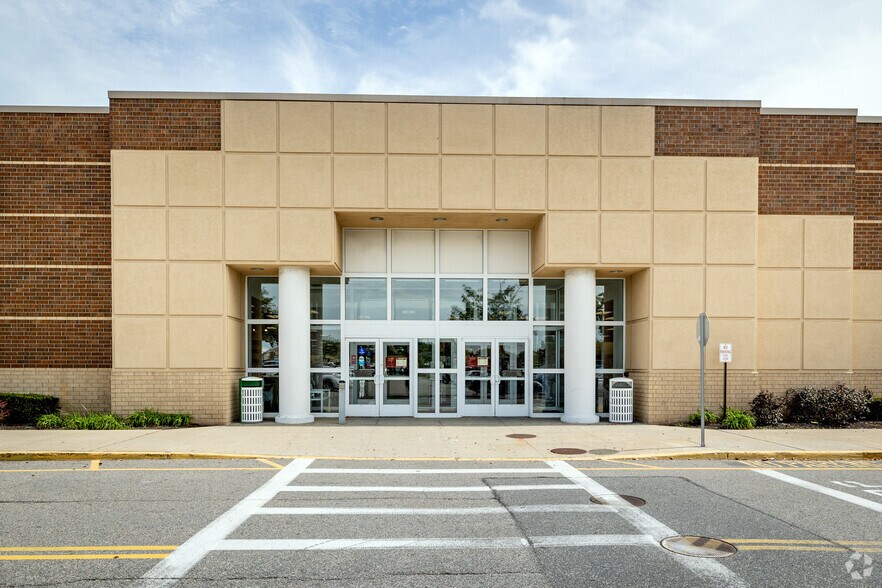 More Photos Of 403-421 Commack Rd, Deer Park Unknown For Lease