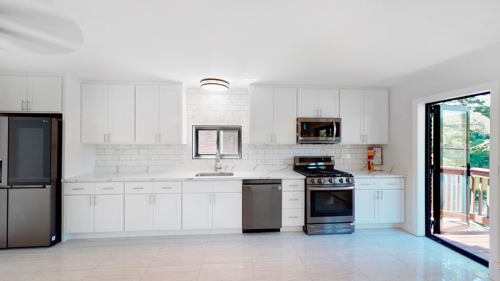 More Photos Of 37 Lakeshore Dr, Oakland Multifamily For Sale