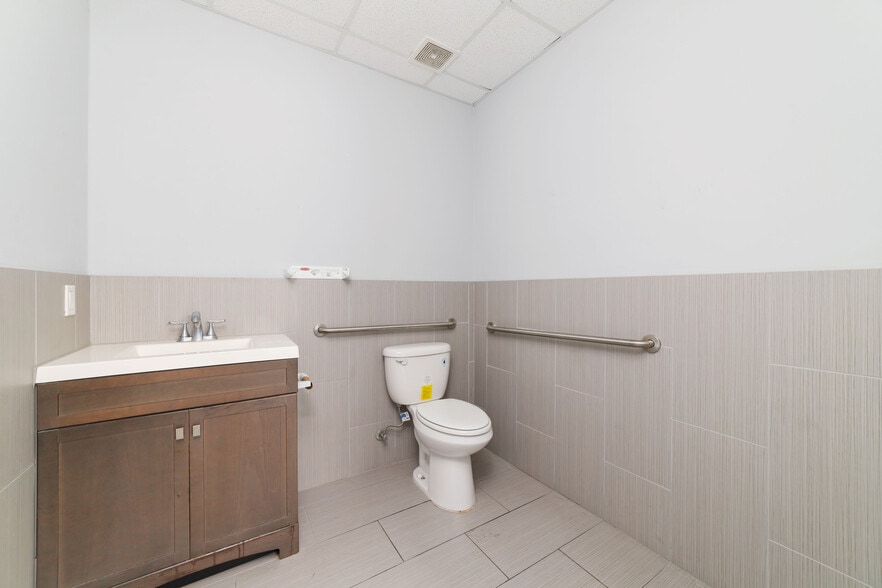 More Photos Of 6631 N Sam Houston Pky W, Houston Warehouse For Sale