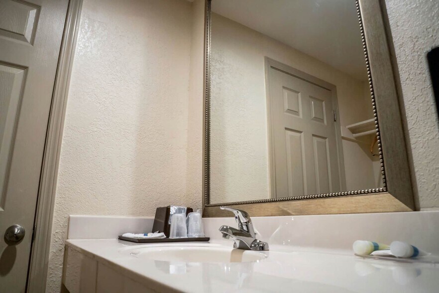 More Photos Of 201 Continental Dr, Junction City Hotel For Sale