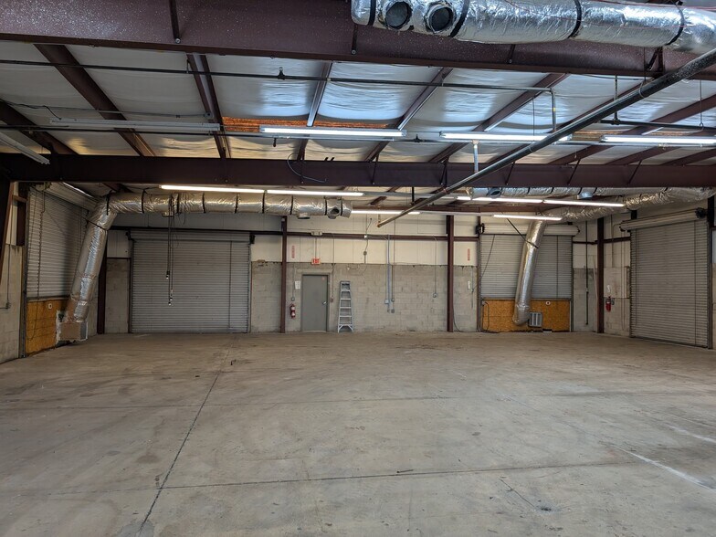 More Photos Of 1052-1060 Endeavor Ct, Nokomis Warehouse For Lease
