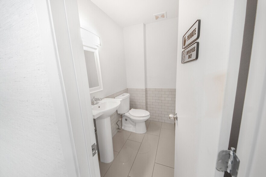 More Photos Of 7030 Bretshire Dr, Houston Medical For Sale