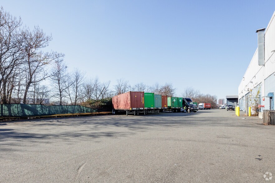 More Photos Of 397-447 Ferry St, Newark Manufacturing For Lease