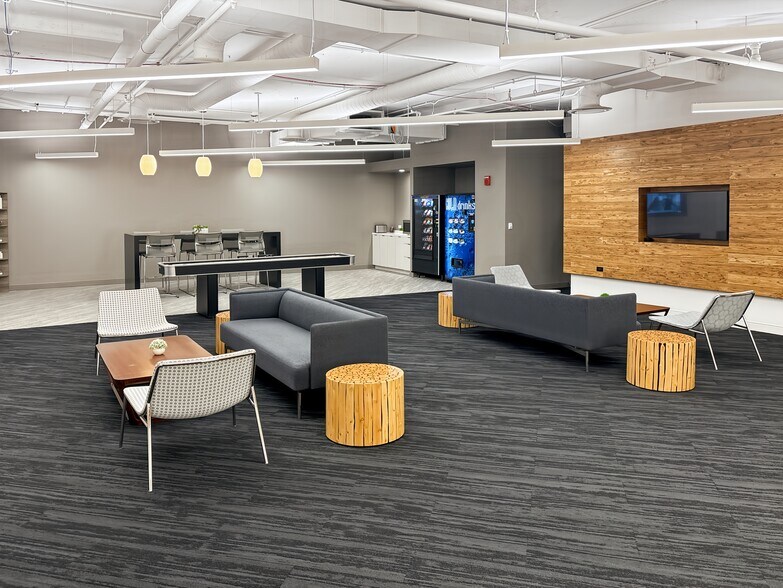 More Photos Of 10 N Martingale Rd, Schaumburg Coworking Space