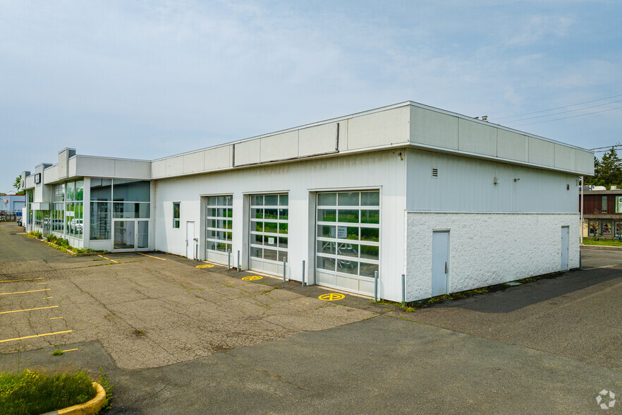 Primary Photo Of 666 Ch du Lac, Boucherville Auto Repair For Lease