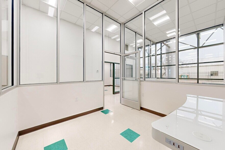 More Photos Of 6410 Gibson Blvd SE, Albuquerque Bank For Sale