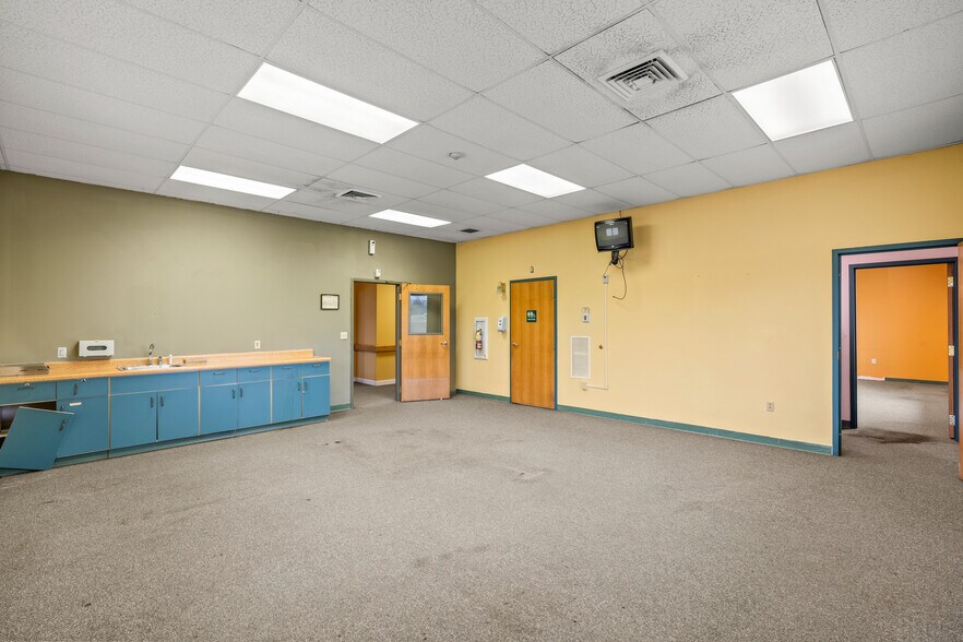 More Photos Of 512 Professional Park Rd, Clinton Medical For Sale