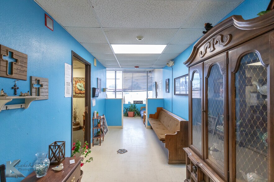 More Photos Of 1109 Oak St, Abilene Shelter For Sale