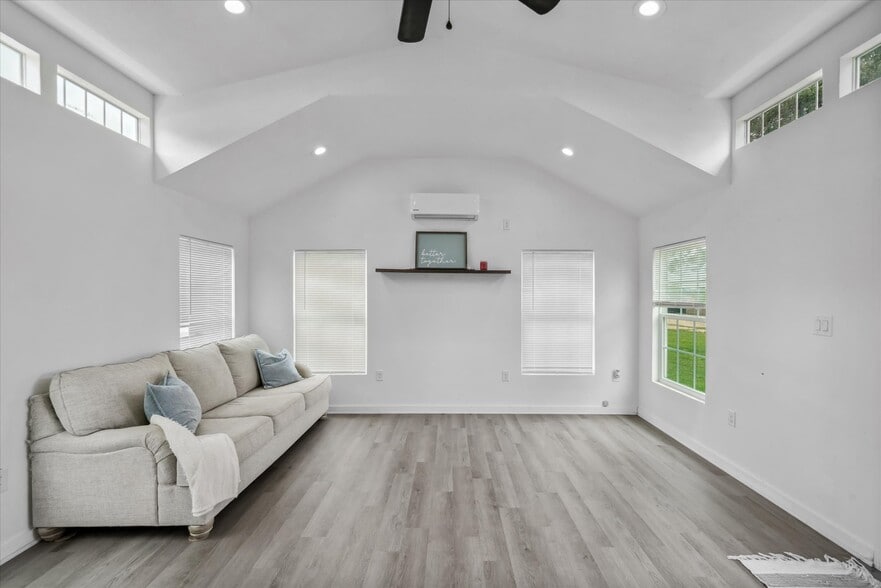 More Photos Of 1972 FM 857, Grand Saline Trailer Camper Park For Sale